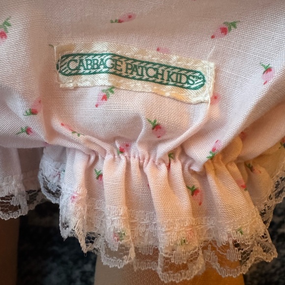 Cabbage Patch Brown Hair Girl with dimple, original outfit - Picture 5 of 7